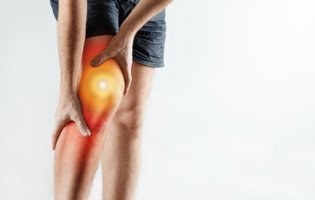Как лечить боль в колене после бега или лежания на спине? Как не заболеть при ходьбе, приседаниях
